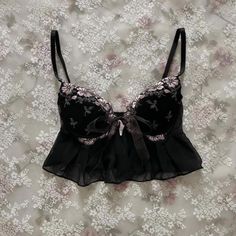 Measurements: Bust: 34B/32C Length (straps excluded): 11"; adjustable straps. Label: Small -- Best fits sizes 34B/32C. Condition: Used - Excellent * Shortened Material: Polyester, Nylon Model is 5′ 6″ and wears the size XS. (Cup size: 30A, Bust 30″, Waist 26″, Hips 37″) * Express shipping, please inform your phone number via message or note. Returns, exchanges, and refunds are not accepted. Please read measurements in each product page carefully before purchasing to ensure the item fits. If you have any questions about specific clothing please contact us at message before placing an order. Cropped Tube Top, Bras And Panties, Bustiers, Cup Size, Tube Top, Black Floral, Front Open, Phone Number, Womens Clothing Tops