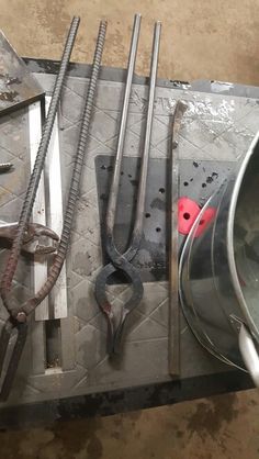 there are many different tools on the table and it is hard to tell what they are