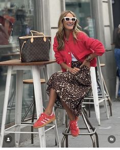 Style Leopard Skirt, London Street Style 2024, Red And Leopard Outfit, Spring Outfits 2024 Trends Women Casual, Zara Outfit Ideas, Evergreen Color, Looks Adidas, Pentecostal Fashion