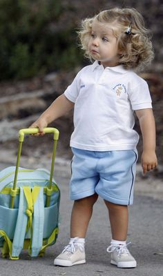 First Day of Nursery School Kindergarten Uniform, Leonor Princess Of Asturias, Princess Of Spain, Spanish Royalty, Princess Letizia, Princess Leonor, Estilo Real, Royal Babies, Spanish Royal Family