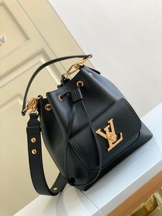 Size: 23.0cm*23.0cm*16.0cm It comes with Dust box, Care manual, Tag, and Paper bag. Designer Bag Collection, Hand Bags For Women, Trendy Purses, Luxury Bags Collection, Ladies Bags, Lv Purse, Lady Bags, Stylish Purse, Cute Handbags