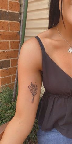 30+ Beautiful Flower Tattoo Ideas : A Bunch of Wild Flower Tattoo Bouquet Tattoo Placement, Wild Flower Tattoo, Dainty Flower Tattoos, Dr Tattoo, Flower Tattoo Ideas, Beautiful Flower Tattoos