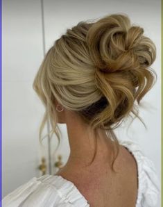 Bridesmaid Hair Bun, Grad Hairstyles, Destination Wedding Hair, Formal Hairstyles Updo, Cute Ponytail Hairstyles, Blonde Updo, Prom Hair Updo, Classic Updo, Ball Hairstyles