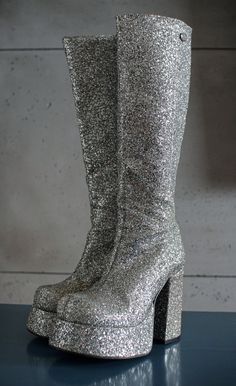 BUFFALO T-24400 CULT super rare silver glitter platform boots 90's Club Kid Grunge 90s 24400 t 37 EUR, 6,5 US WOMEN, 4 UK WOMEN condition: very good vintage made in Spain Party Boots, Silver High Heel Platform Boots, Silver High Heel Platform Boots For Party, Silver High-top Platform Boots, Silver Glitter Boots With Round Toe, Silver Sequined High Heel Boots, Silver Shiny Boots With Round Toe, Silver Platform Boots For Winter, Winter Silver Platform Boots