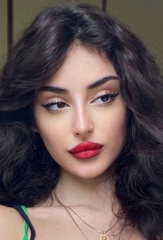 Italian Makeup, Classic Makeup Looks, Red Lipstick Makeup, Classic Makeup, Glamour Makeup, Red Lipstick, Girls Makeup, Pretty Makeup