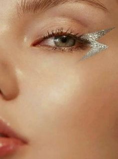 Minimal Eye Makeup, Editorial Make-up, Silver Eye Makeup, Mekap Mata, Amazing Eyes, Eye Makeup Looks, Make Up Inspiration, Glitter Eye Makeup, Smink Inspiration