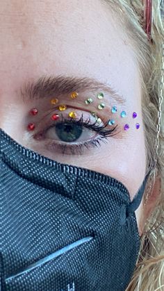 Festival Makeup Rainbow, Rainbow Gemstone Makeup, Rainbow Concert Outfit, Pride Fit Ideas