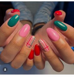 Red And Green Nails, Simple Christmas Nail, Christmas Nail Design, Christmas Nail Art Easy, Red Christmas Nails, Romantic Nails, Nail Effects, Latest Nail Trends, Holiday Nail Designs