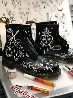 Boots Diy, Doc Martens Boots, Dr Shoes, Custom Boots, Painted Clothes, Painting Leather, Clothes Diy, Shoe Art, Painted Shoes