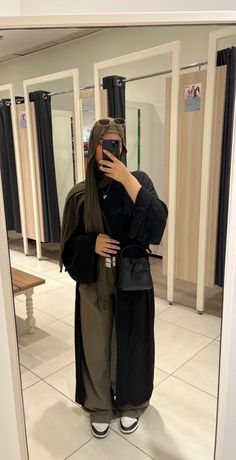 Abaya With Trainers, Abaya And Jordans, Abaya Outfit Non Hijabi, Black Abaya Outfit Ideas, Outfit Ideas Abaya, Abaya Uni Outfits, Abaya Outfit Ideas, Hijabi Aesthetic Outfits Abaya, Hijabi Outfit Ideas