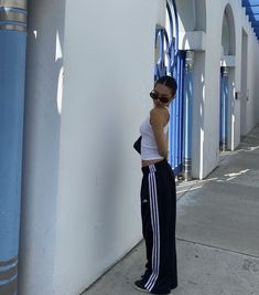 Black Adidas Track Pants Outfit, Adidas Track Pants Outfit Aesthetic, White Track Pants Outfit, Black Track Pants Outfit, Ss24 Outfits, Athletic Pants Outfit, Adidas Track Pants Outfit, Adidas Sweatpants Outfit, Jogging Adidas