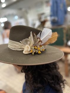 Decorated Sun Hats, Decorated Hats Diy, Vintage Sun Hat, Decorated Cowgirl Hats Diy, Hat Embellishments Ideas, Diy Hat Band Ideas, Decorating Hats Ideas, Natural Brimmed Hat For Western-themed Events, Bohemian Felt Hat For Summer Western-themed Events