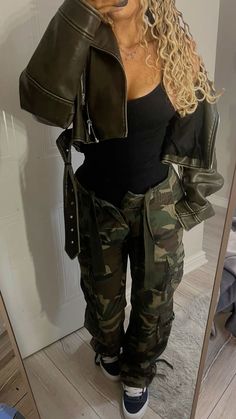 Cargos Outfit, Camo Cargos, Fasion Outfits, Outfit Inspo Casual, Body Suit Outfits, Foto Baby