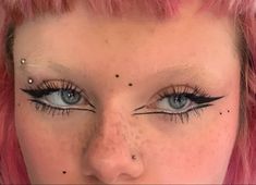 Unique Black Eyeliner Looks, Makeup With No Eyebrows, Bleached Eyebrows Makeup, No Eyebrows, Hippie Makeup, Bleached Eyebrows, Eyebrows Makeup