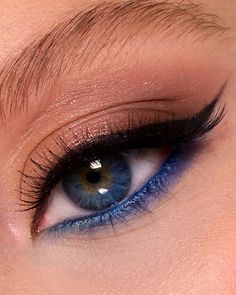 Disco Aesthetic Makeup, Silver Blue Eye Makeup, Royal Blue Dress Makeup Ideas, Disco Eyeshadow, Rock Concert Makeup, Comp Makeup, Selena Gomez Aesthetic, Ears Tour, Portret Feminin