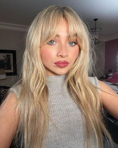 prominent Butterfly Hair Cut With Curtain Bangs Ideas 2023 Blond Pony, Barbie Hairstyle, Long Hair With Bangs, New Haircuts, American Beauty, Hair Inspo Color