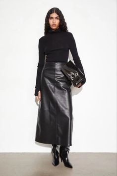 Leather Long Skirt Outfit, Long Black Leather Skirt Outfit, Leather Skirt Street Style, Leather Maxi Skirt Outfit, Long Leather Skirt Outfit, Maxi Leather Skirt, Black Leather Skirt Outfit, A Line Skirt Outfits, Leather A Line Skirt