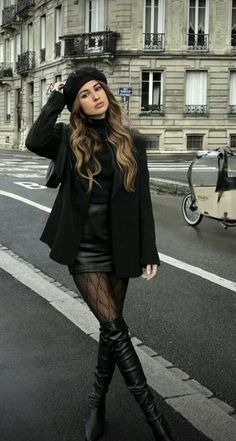 Leather Skirt Outfit Winter, Little Black Skirt, Leather Skirt Outfit, Pose Fotografi, Winter Outfit Ideas, Europe Outfits, Rock Outfit, Miniskirt Outfits, Paris Outfits