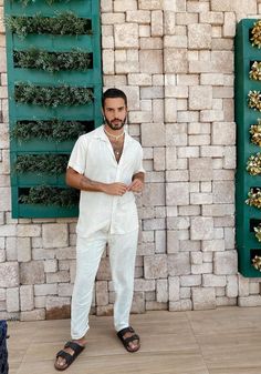 Mens All White Linen Outfit, All White Linen Outfit Men, White Beach Outfit For Men, Mens Greece Fashion, Summer Outfits Men Linen, All White Beach Outfit Men, Linen Beach Outfits Men, Greece Men Outfit, Greece Outfits Men