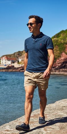 Topsider Outfit Men, Topsider Outfit, Minimalist Summer Outfits, Smart Casual Shorts, Gents Clothes, Dress Etiquette, Mens Shorts Outfits, Minimalist Men, Smart Casual Men