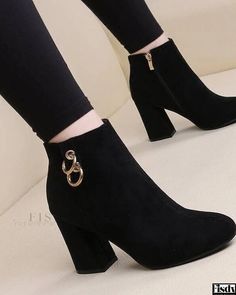 Fisdy - Botas Martin - Botas cortas de ante mate con tacón alto grueso y diseño de tobillo descubierto Black Heel Ankle Boots, Artsy Shoes, Chunky Heel Platform Sandals, Black Heeled Ankle Boots, Short Suede Boots, Rough Heels, Suede Shorts, Pretty Shoes Sneakers, Shoes Heels Classy