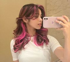 Pink Hair Streaks, Pink Hair Dye, Hair Color Underneath, Extension Hair, Hair Color Streaks, Hair Streaks, Dyed Hair Inspiration, Pretty Hair Color, Hair Stylies