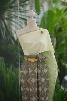 Thai Outfits Traditional, Thailand Traditional Dress Modern, Khmer Traditional Clothes Design, Khmer Traditional Dress Wedding Attire, Ancient Khmer Clothes, Thailand Dress, Traditional Thai Clothing, Spy Outfit