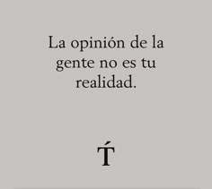 a black and white photo with the words'la opinion de la gente no est tu