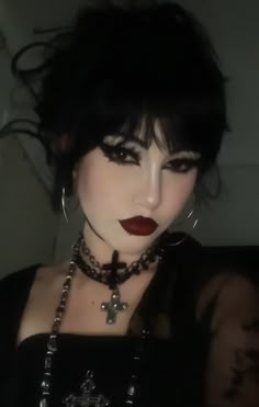 Gothic Makeup Natural, Gothic Inspired Makeup, Dark Edgy Makeup, Goth Makeup Wedding, Gothic Makeup Inspiration, Goth Cowgirl Makeup, Chinese Goth Makeup, Gothic Style Makeup, Gothic Makeup Easy