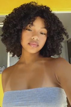 me amo muito 🍪 Traditional Tattoos Girly, Curly Afro Black Women, Black Women With Curly Hair, Curly Hair Black Woman, Coily Curly Hair, Womans Hair, Curly Natural Hair, Me Amo, Afro Curls