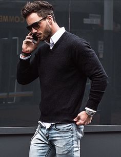 Jeans and pullover Beard Styles Short, Man In Black, White Shirt Men, Mode Casual, Men Looks, Stylish Men, Mens Fashion Casual, Casual Outfit, Men Dress