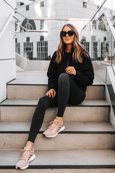 Pink Sport Shoes Outfit, How To Style Pink Sneakers, Black Shoes Sneakers Outfit, Pink Sneakers Outfit Summer, Black Outfits With Sneakers, Outfits With Pink Sneakers, Outfits With Black Sneakers, Outfit With Pink Sneakers, Nude Sneakers Outfit