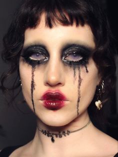 Vampire Makeup Inspiration, Plague Doctor Makeup Women, Ghost Inspired Makeup, Elegant Vampire Makeup, Posessed Makeup, Creepy Makeup Looks Easy, Insane Makeup Looks, Fake Tears Makeup, Poisoned Makeup