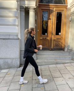 Italian Rainy Day Outfit, Model Off Duty Autumn, Scandinavian Workout Outfit, Athleisure Outfits Rainy Day, Cozy Weekend Outfit, Winter Outfits Athleisure, Elegant Athleisure Outfits, Autumn Sport Outfit, Hgw Outfit