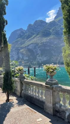 Scenic View, Italy Aesthetic, Lake Garda, Dream Travel Destinations, Beautiful Places To Travel, Sorrento, Lake Como