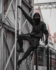 Techwear fashion is all about the fusion of technology and fashion, and Japan has been at the forefront of this trend for decades. #techwear #darkwear @black.unknown1 Japanese Techwear, Techwear Aesthetic, Japanese Ninja, Cyberpunk Techwear, Futuristic Clothing, Tech Clothing, Techwear Pants