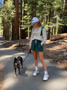 Unleash your inner fashionista on the trails with these stylish hiking outfits for women! Whether it's spring or summer, these cute looks will elevate your outdoor experience. For example, we love this casual ensemble with green shorts, which also doubles up as a dog walking outfit! Hiking Outfits Aesthetic, Outdoorsy Outfits Summer, Hike Outfit Summer, Summer Hiking Outfit Women, Casual Hiking Outfit