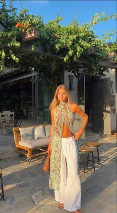 Meditteranean Outfits, Italian Coastal Style Summer Outfits, Beach Nightclub Outfit, Boho Resort Wear, How To Dress In Spain, Study Abroad Outfits Europe Summer, Posh Summer Outfits, Mediterranean Vacation Outfits, Spanish Aesthetic Outfits