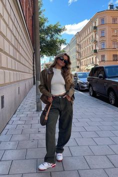 Types Of Jeans, Autumn Fits, Jean Trends, Women Street, Denim Trends, Fall Fits, Denim Collection