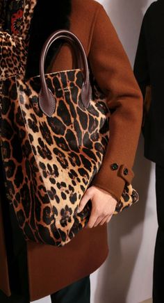 Burberry. Burberry Prorsum, Big Bags, Cute Bags, Luxury Brands, Mode Inspiration, Louis Vuitton Speedy Bag