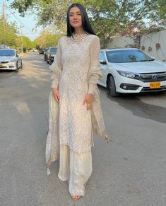 White Gharara Designs, Sarah Khan Dresses, White Kameez, Eid Fits, New Party Wear Dress, Eid Outfit Ideas, Ramadan 2022, Sarah Khan, Nikah Dress