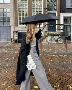 Cozy Rainy Day Outfit, Reels Instagram Ideas, Rainy Day Outfits, Instagram Amsterdam, Instagram Pose Ideas, Cozy Rainy Day, Cute Travel Outfits, Coffee Date Outfits, Europe Travel Outfits