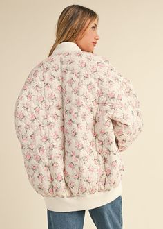 Floral print, quilted stitch bomber jacket. Oversized fit. Zip closure. Materials: 100% Polyester. Model is wearing a size S. Neck Details, Fitted Jacket, Vintage Crewneck, Floral Jacket, Printed Quilt, Faux Leather Skirt, Zipper Detail, Quilted Jacket, Look Cool