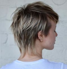 Partial Blonde Highlights, Feathered Pixie, Brunette With Blonde Highlights, Chunky Blonde Highlights, Brown Hair With Blonde, Hair With Blonde Highlights, Warm Brown Hair, Pixie Haircut Ideas, Short Hair Highlights