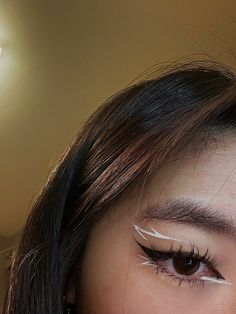 Cool Winged Eyeliner, Party Eyeliner Looks, Eye Make Up White Eyeliner, Hooded Eyes White Eyeliner, White Eyeliner Asian Eyes, White Eyeliner Eye Makeup, Eyeliner For Different Eyes, Eyeliner Make Up Looks, White Eyeliner For Hooded Eyes