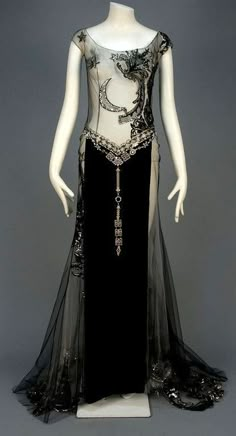 late '20s or early '30s Art Deco Gown (that no one on the internet seems to be able to ID) Art Deco Gown, 파티 드레스, Look Retro, Retro Mode, فستان سهرة, Vintage Gowns, 1930s Fashion, 1920s Fashion, Moda Vintage