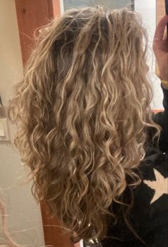 Highlight Wavy Hair, 3a Blonde Hair, Blonde Curly Hair Layers, Curly Blonde Hair Highlights, Blonde Curly Hair With Highlights, Golden Blonde Curls, Dark Blonde Hair Curly, Dirty Blonde Hair With Highlights Curly, Curly Hair Dirty Blonde