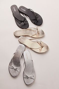 Classy Flip Flops, Valentino Flip Flops Outfits, Heel Flip Flops, Summer Outfit Shoes, Sandals Flat, Flats Sandals, Church Shoes, Beach Sandals Outfit, Summer Sandals