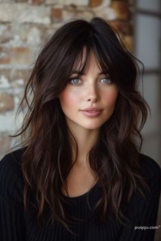 Dark Brown Hair With Wispy Curtain Bangs, Hair Cuts Bangs Medium, Long Shag Hairstyles No Bangs, Choppy Medium Length Hair, French Bangs Round Face, Wavy Lob With Bangs, Shaggy Hair Ondulado, Textured Lob With Bangs, Medium Hair Bangs