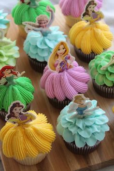 Pretty buttercream princess cupcakes piped with buttercream and topped with a princess cupcake topper! 
.
.
#princess #princesscupcakes #cupcakes #princesstheme #disney #disneycupcakes #buttercream Cupcakes Princesas, Kids Birthday Cupcakes, Cinderella Cupcakes, Disney Princess Cupcakes, Princess Favors, Cupcake Piping, Princess Cupcake, Disney Cupcakes, Princess Cupcake Toppers